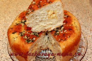 Хлеб с сыром, чесноком и зеленью в мультиварке
